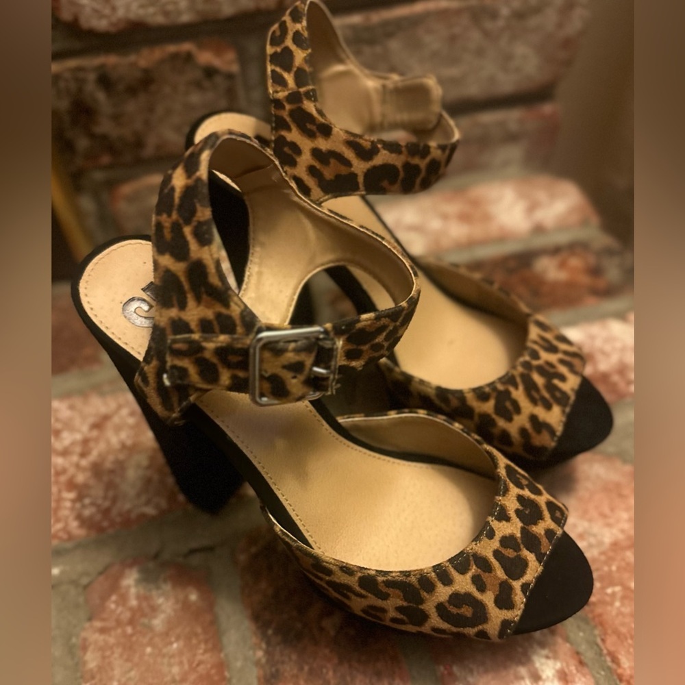 Women’s SM Leopard Print Platform Open Toe Shoes.‎ Size 8.